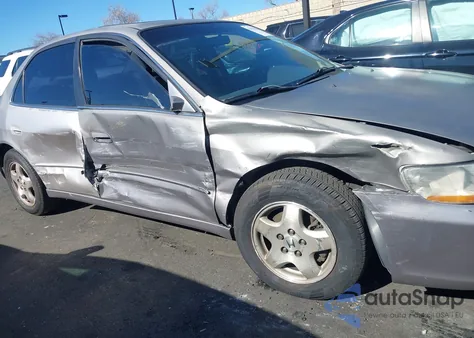 2000 Honda Accord 3.0 Ex из США, поврежденный, VIN 1HGCG1652YA083617